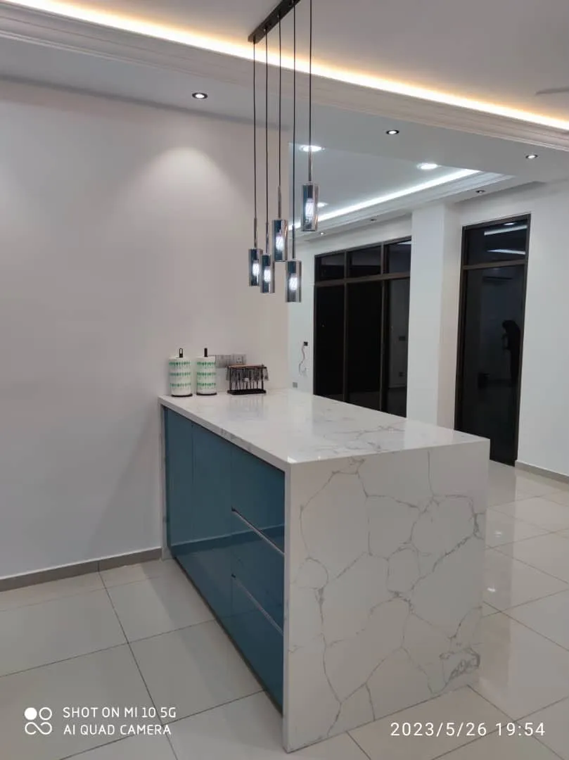 Kitchen cabinet with island