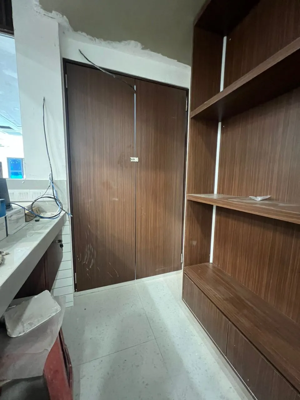 Back counter cabinet for restaurant