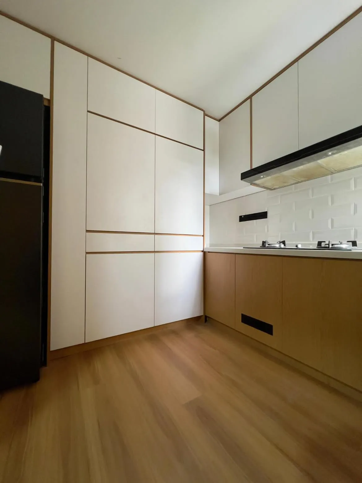 Brown tone custom kitchen cabinet