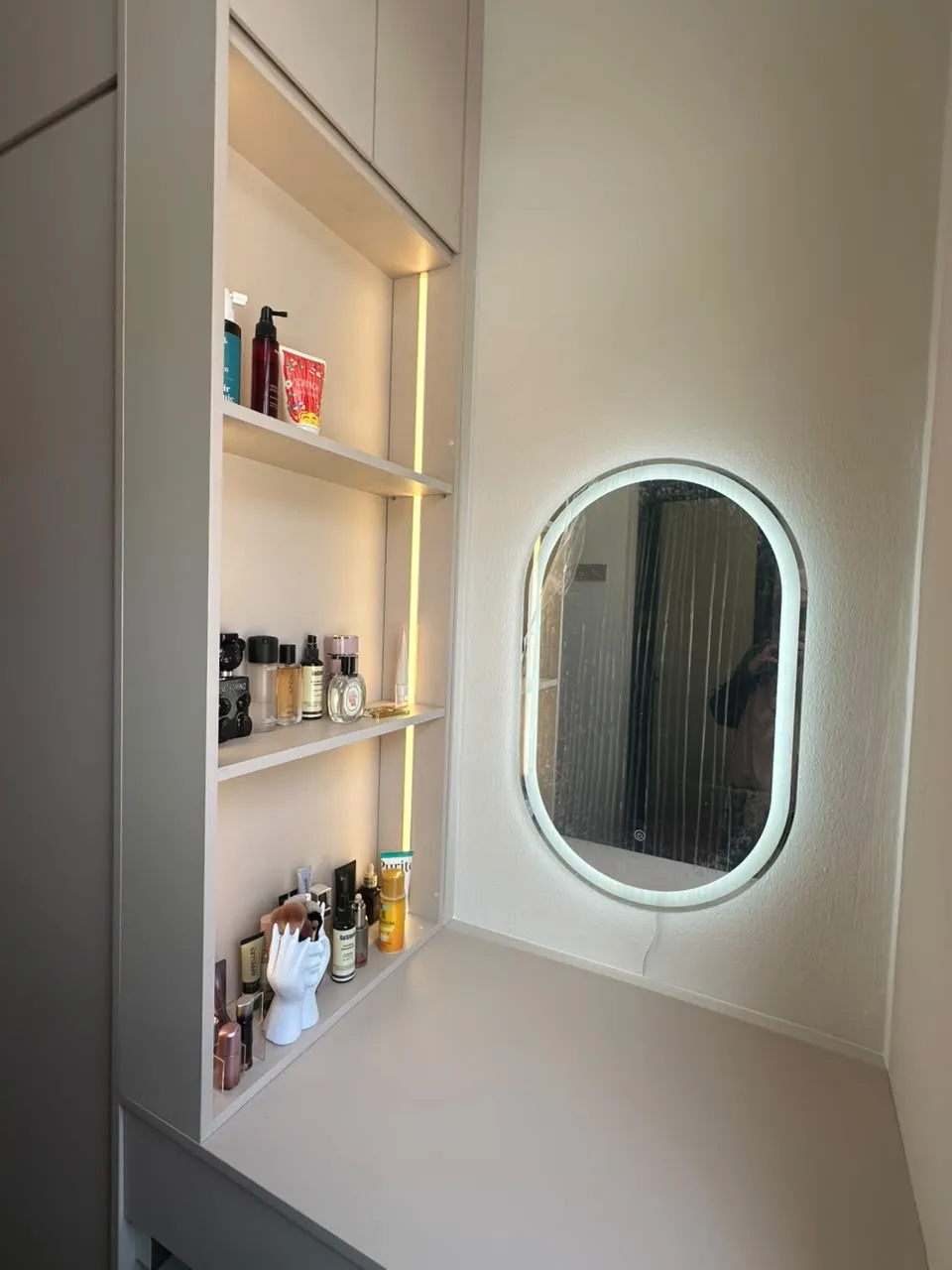 Make-up area cabinet