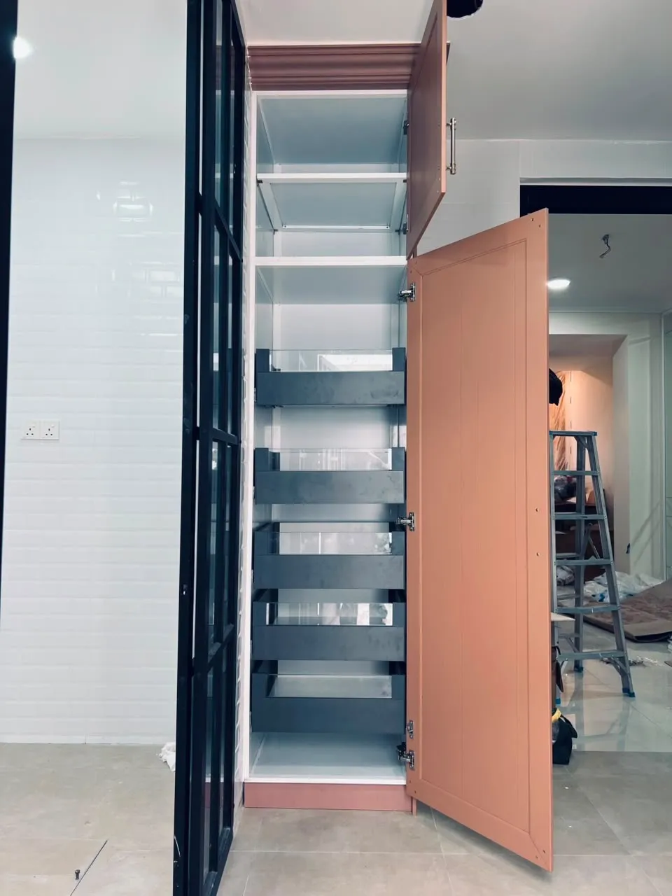 Space-optimised kitchen cabinet